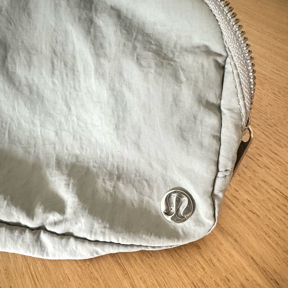 Lululemon Everywhere Belt Bag 1L - Picture 3 of 8
